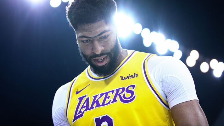 SHENZHEN, CHINA - OCTOBER 12: Anthony Davis #3 of the Los Angeles Lakers looks on during the match against the Brooklyn Nets during a preseason game as part of 2019 NBA Global Games China at Shenzhen Universiade Center on October 12, 2019 in Shenzhen, Guangdong, China. (Photo by Zhong Zhi/Getty Images) Nba, è la notte di Anthony Davis: i numeri del successo Lakers con Toronto - immagine 1