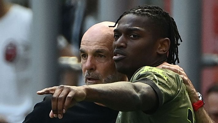 AC Milan's Portuguese forward Rafael Leao (R) speaks with AC Milan's Italian coach Stefano Pioli during the Italian Serie A football match between AC Milan and Lazio on May 6, 2023 at the San Siro stadium in Milan. (Photo by Isabella BONOTTO / AFP) (Photo by ISABELLA BONOTTO/AFP via Getty Images) Milan, dilemma Leao verso il derby di stasera: le ultimissime sulla formazione - immagine 1
