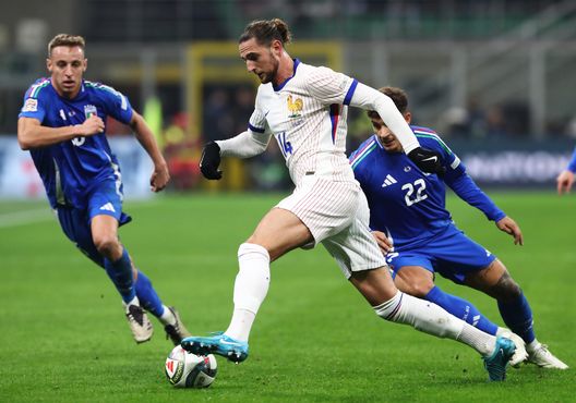 MILAN, ITALY - NOVEMBER 17: Adrien Rabiot of France runs with the ball whilst under pressure from Giovanni Di Lorenzo of Italy during the UEFA Nations League 2024/25 League A Group A2 match between Italy and France at San Siro on November 17, 2024 in Milan, Italy. (Photo by Marco Luzzani/Getty Images) Rabiot: “Finale, non c’è stata partita. Dov’è finita l’Inter che ha eliminato il Barça?”- immagine 2