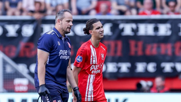ENSCHEDE, NETHERLANDS - AUGUST 14: Ramiz Zerrouki of FC Twente leave the pitch with an injury during the Dutch Eredivisie match between FC Twente and Fortuna Sittard at Stadion de Grolsch Veste on August 14, 2022 in Enschede, Netherlands (Photo by Marcel ter Bals/Orange Pictures/BSR Agency/Getty Images) Twente, la probabile formazione: un solo dubbio, ce la fa Zerrouki? - immagine 1