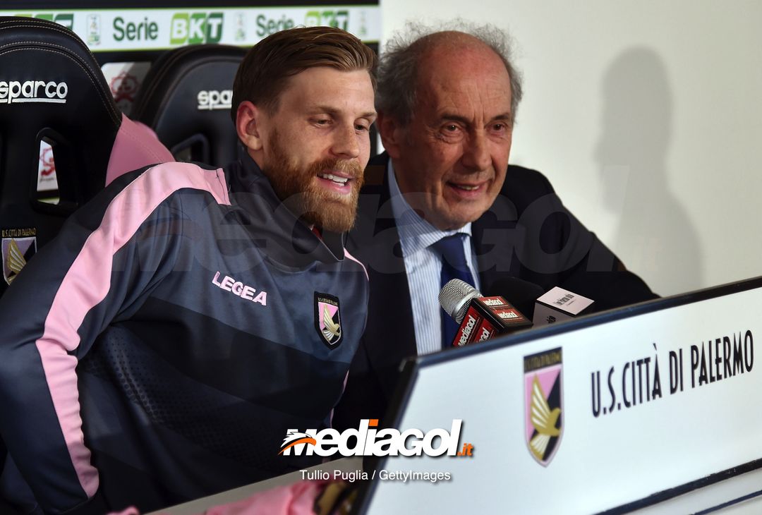  PALERMO, ITALY - MARCH 01: Niklas Gunnarsson (L) answers questions with  President Rino Foschi during his presentation as new player of US Citta' di Palermo at Tenente Carmelo Onorato Sports Center on March 01, 2019 in Palermo, Italy. (Photo by Tullio M. Puglia/Getty Images) 