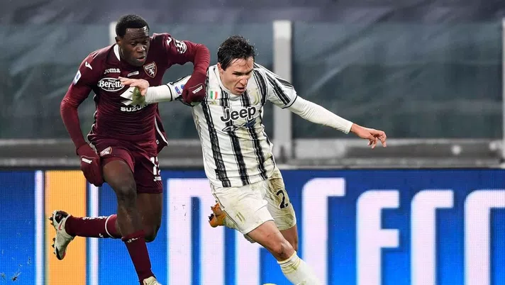 TURIN, ITALY - DECEMBER 05: Federico Chiesa of Juventus fights for the ball with Wilfried Singo of Torino FC during the Serie A match between Juventus and Torino FC at Allianz Stadium on December 05, 2020 in Turin, Italy. (Photo by Daniele Badolato - Juventus FC/Juventus FC via Getty Images)