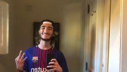 Il figlio di Mourinho si intrufola in mezzo ai tifosi del Chelsea con la maglia del Barca