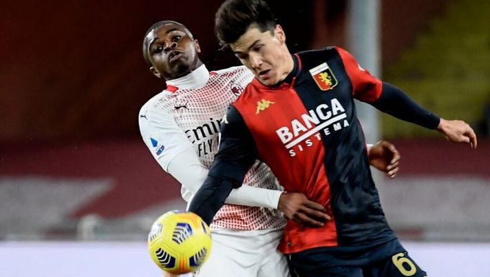 AC Milan's French defender Pierre Kalulu (L) holds off Genoa's Uzbek forward Eldor Shomurodov during the Italian Serie A football match Genoa vs AC Milan on December 16, 2020 at the Luigi-Ferraris stadium in Genoa, Liguria. (Photo by Filippo MONTEFORTE / AFP) (Photo by FILIPPO MONTEFORTE/AFP via Getty Images) Genoa, la probabile formazione: idea Zajc, sorpasso per Shomurodov - immagine 1