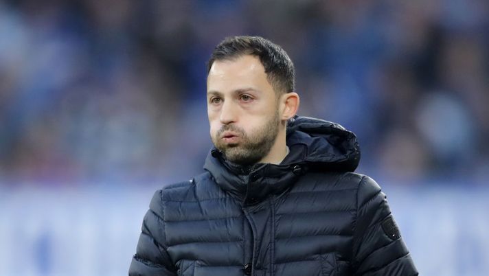 GELSENKIRCHEN, GERMANY - FEBRUARY 16:  Domenico Tedesco, Manager of FC Schalke 04 looks on during the Bundesliga match between FC Schalke 04 and Sport-Club Freiburg at Veltins-Arena on February 16, 2019 in Gelsenkirchen, Germany.  (Photo by Christof Koepsel/Bongarts/Getty Images)  GELSENKIRCHEN, GERMANY - FEBRUARY 16:  Domenico Tedesco, Manager of FC Schalke 04 looks on during the Bundesliga match between FC Schalke 04 and Sport-Club Freiburg at Veltins-Arena on February 16, 2019 in Gelsenkirchen, Germany.  (Photo by Christof Koepsel/Bongarts/Getty Images)