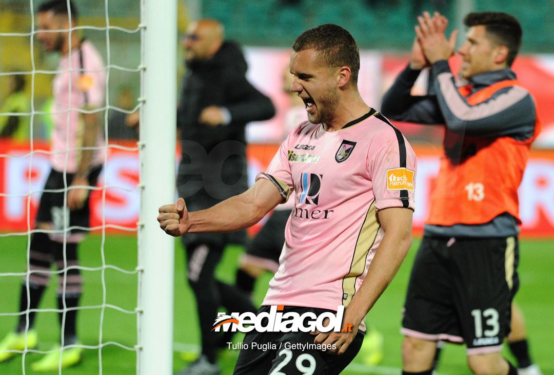  PALERMO, ITALY - APRIL 08: Players of Palermo celebrate victory at the end of the Serie B match between US Citta di Palermo and Hellas Verona at Stadio Renzo Barbera on April 08, 2019 in Palermo, Italy. (Photo by Getty Images/Getty Images) 