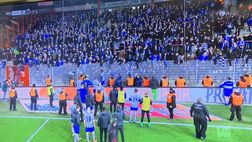 Derby perso, Hertha sotto la curva a fine gara: i tifosi ributtano una maglia contro i giocatori