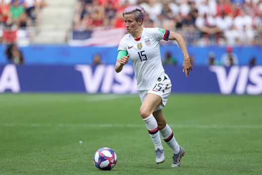 REIMS, FRANCE - JUNE 24: Megan Rapinoe of the USA runs with the ball during the 2019 FIFA Women's World Cup France Round Of 16 match between Spain and USA at Stade Auguste Delaune on June 24, 2019 in Reims, France. (Photo by Robert Cianflone/Getty Images) Alice Pignagnoli, la Ternana è pronta. Bandecchi: “Pronti a prenderla, è la benvenuta”- immagine 2