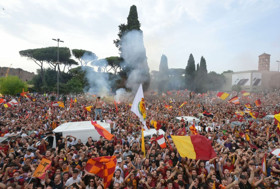 Roma, il popolo giallorosso in festa visto dal pullman della squadra – FOTO GALLERY - immagine 23