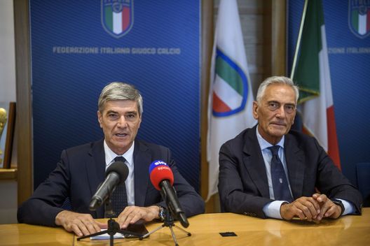 ROME, ITALY - JULY 28: AIA President Alfredo Trentalange and FIGC President Gabriele Gravina attend a press conference after the Italian Football Federation (FIGC) federal council meeting, on July 28, 2022 in Rome, Italy. (Photo by Antonio Masiello/Getty Images) Terremoto AIA, accuse pesanti anche per Trentalange: ipotesi dimissioni- immagine 2