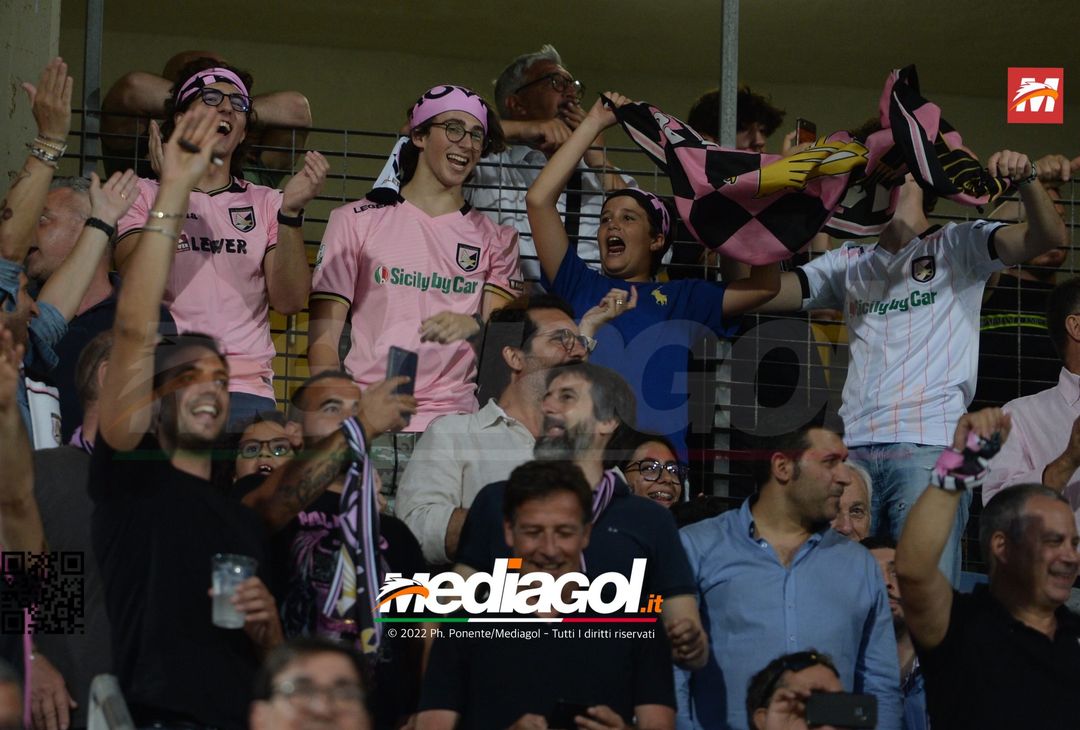 Fototifo, facce da Serie B. I tifosi allo stadio per Palermo-Padova 1-0 - immagine 142