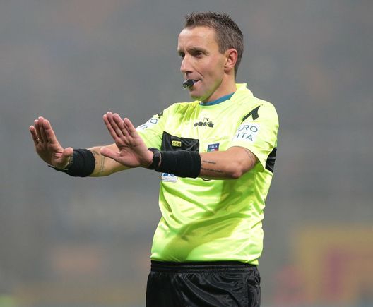 MILAN, ITALY - DECEMBER 26: Referee Paolo Mazzoleni gestures during the Serie A match between FC Internazionale and SSC Napoli at Stadio Giuseppe Meazza on December 26, 2018 in Milan, Italy. (Photo by Emilio Andreoli/Getty Images) MILAN, ITALY - DECEMBER 26: Referee Paolo Mazzoleni gestures during the Serie A match between FC Internazionale and SSC Napoli at Stadio Giuseppe Meazza on December 26, 2018 in Milan, Italy. (Photo by Emilio Andreoli/Getty Images)