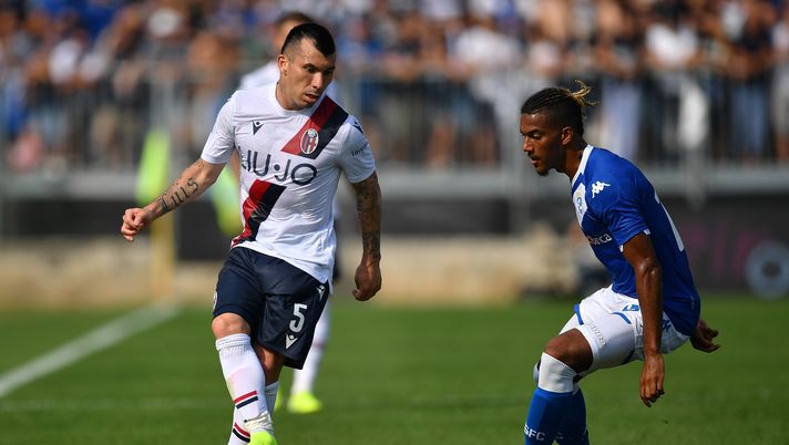 BRESCIA, ITALY - SEPTEMBER 15:  Florian Aye (R) of Brescia Calcio competes with Gary Medel of Bologna FC during the Serie A match between Brescia Calcio and Bologna FC at Stadio Mario Rigamonti on September 15, 2019 in Brescia, Italy.  (Photo by Valerio Pennicino/Getty Images) 