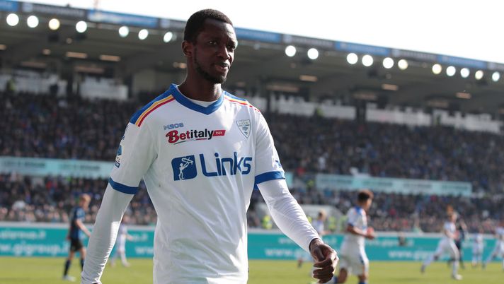 BERGAMO, ITALY - FEBRUARY 19: Assan Ceesay of US Lecce looks on during the Serie A match between Atalanta BC and US Lecce at Gewiss Stadium on February 19, 2023 in Bergamo, Italy. (Photo by Emilio Andreoli/Getty Images) Recupera Umtiti, cosa filtra fra Colombo e Ceesay: la formazione del Lecce - immagine 1