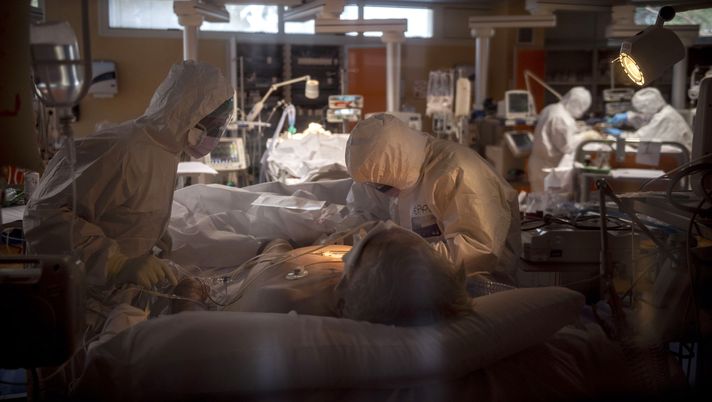 ROME, ITALY - MARCH 26: Doctors treat COVID-19 patients in an intensive care unit at the third Covid 3 Hospital (Istituto clinico CasalPalocco) during the Coronavirus emergency on March 26, 2020, in Rome, Italy. Hospitals in Italy are under increased pressure as they battle to treat those who have contracted COVID-19. The Italian government continues to enforce the nationwide lockdown measures to control the spread of COVID-19. (Photo by Antonio Masiello/Getty Images) ROME, ITALY - MARCH 26: Doctors treat COVID-19 patients in an intensive care unit at the third Covid 3 Hospital (Istituto clinico CasalPalocco) during the Coronavirus emergency on March 26, 2020, in Rome, Italy. Hospitals in Italy are under increased pressure as they battle to treat those who have contracted COVID-19. The Italian government continues to enforce the nationwide lockdown measures to control the spread of COVID-19. (Photo by Antonio Masiello/Getty Images)