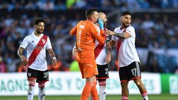 Gli lanciano contro di tutto: ma Armani para il rigore per il River e il Boca è campione!