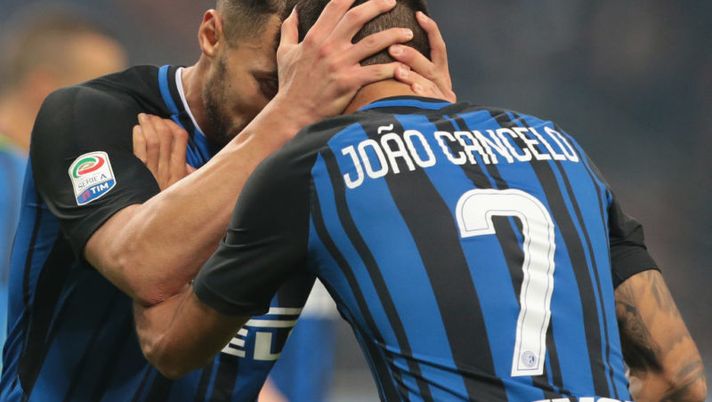 MILAN, ITALY - OCTOBER 15: Danilo D'Ambrosio of FC Internazionale Milano (L) celebrates the victory with his teammate Joao Cancelo at the end of the Serie A match between FC Internazionale and AC Milan at Stadio Giuseppe Meazza on October 15, 2017 in Milan, Italy. (Photo by Emilio Andreoli/Getty Images) Inter, ora il riscatto di Cancelo ti costa meno della metà - immagine 1