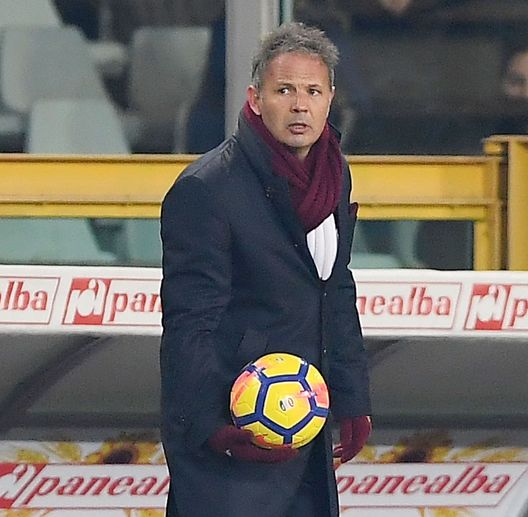 TURIN, ITALY - DECEMBER 16: Coach of Torino FC Sinisa Mihajlovic looks on during the Serie A match between Torino FC and SSC Napoli at Stadio Olimpico di Torino on December 16, 2017 in Turin, Italy. (Photo by Francesco Pecoraro/Getty Images) TURIN, ITALY - DECEMBER 16: Coach of Torino FC Sinisa Mihajlovic looks on during the Serie A match between Torino FC and SSC Napoli at Stadio Olimpico di Torino on December 16, 2017 in Turin, Italy. (Photo by Francesco Pecoraro/Getty Images)