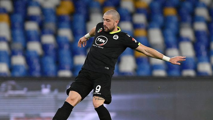NAPLES, ITALY - JANUARY 28: Andrej Galabinov of Spezia Calcio during the Coppa Italia match between SSC Napoli and Spezia Calcio at Stadio Diego Armando Maradona on January 28, 2021 in Naples, Italy. Sporting stadiums around Italy remain under strict restrictions due to the Coronavirus Pandemic as Government social distancing laws prohibit fans inside venues resulting in games being played behind closed doors. (Photo by Francesco Pecoraro/Getty Images) NAPLES, ITALY - JANUARY 28: Andrej Galabinov of Spezia Calcio during the Coppa Italia match between SSC Napoli and Spezia Calcio at Stadio Diego Armando Maradona on January 28, 2021 in Naples, Italy. Sporting stadiums around Italy remain under strict restrictions due to the Coronavirus Pandemic as Government social distancing laws prohibit fans inside venues resulting in games being played behind closed doors. (Photo by Francesco Pecoraro/Getty Images)