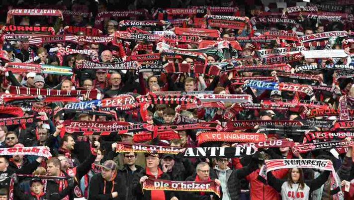 Dopo il 3-1 contro l'Ingolstadt, i tifosid el Norimberga hanno festeggiato così tanto che i giocatori si sono dovuti rifugiare sul pullman.... 