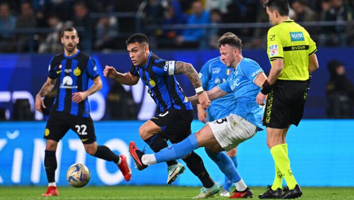 RIYADH, SAUDI ARABIA - JANUARY 22: Lautaro Martinez of FC Internazionale in action, is challenged during the Italian EA Sports FC Supercup Final match between SSC Napoli and FC Internazionale at Al-Awwal Stadium on January 22, 2024 in Riyadh, Saudi Arabia. (Photo by Mattia Ozbot - Inter/Inter via Getty Images) Serie A, anticipi e posticipi dalla 28a alla 30a giornata: ecco tutte le date e gli orari - immagine 1