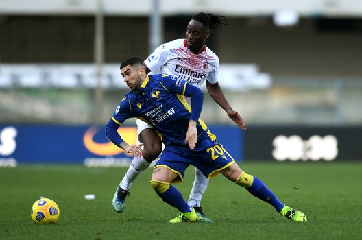 Zaccagni e Meite durante Hellas Verona-Milan Zaccagni e Meite durante Hellas Verona-Milan