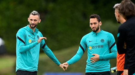 COMO, ITALY - SEPTEMBER 23: Marcelo Brozovic of FC Internazionale and Hakan Calhanoglu of FC Internazionale during the FC Internazionale training session at the club's training ground Suning Training Center at Appiano Gentile on September 23, 2021 in Como, Italy. (Photo by Mattia Ozbot - Inter/Inter via Getty Images)