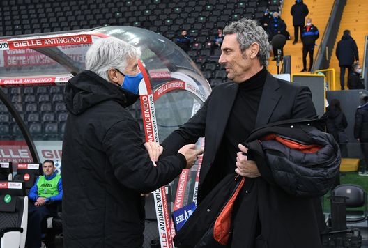 UDINE, ITALY - JANUARY 20: Gian Piero Gasperini head coach Italy of Atalanta BC shankes hands with Luca Gotti head coach of Udinese Calcio during the Serie A match between Udinese Calcio and Atalanta BC at Dacia Arena on January 20, 2021 in Udine, Italy. (Photo by Alessandro Sabattini/Getty Images) UDINE, ITALY - JANUARY 20: Gian Piero Gasperini head coach Italy of Atalanta BC shankes hands with Luca Gotti head coach of Udinese Calcio during the Serie A match between Udinese Calcio and Atalanta BC at Dacia Arena on January 20, 2021 in Udine, Italy. (Photo by Alessandro Sabattini/Getty Images)