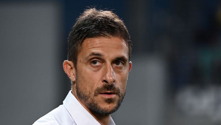 REGGIO NELL'EMILIA, ITALY - AUGUST 20: Alessio Dionisi, Head Coach of US Sassuolo, looks on prior to kick off of the Serie A match between US Sassuolo and US Lecce at Mapei Stadium - Citta' del Tricolore on August 20, 2022 in Reggio nell'Emilia, Italy. (Photo by Alessandro Sabattini/Getty Images) Dionisi: “Le condizioni di Ceide e come sta Thorstvedt. Laurienté? Lui si vede in questo ruolo” - immagine 1