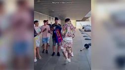 Neymar è tornato a Barcellona: quanti tifosi in aeroporto! | VIDEO
