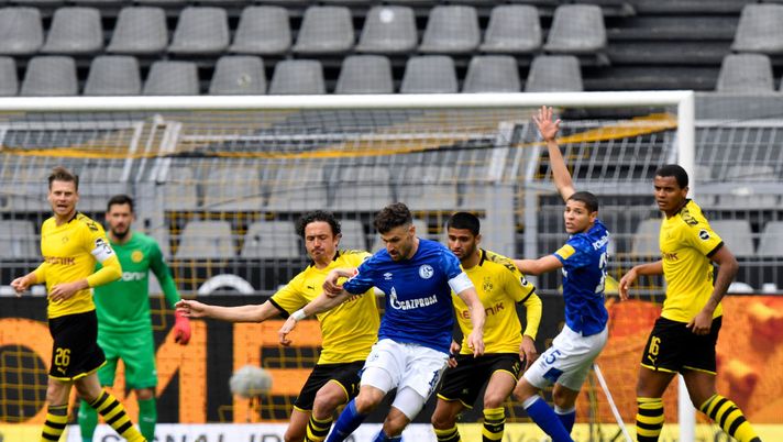 DORTMUND, GERMANY - MAY 16: Thomas Delaney of Borussia Dortmund (C-R) battles for the ball with Daniel Caligiuri of FC Schalke 04 during the Bundesliga match between Borussia Dortmund and FC Schalke 04 at Signal Iduna Park on May 16, 2020 in Dortmund, Germany. The Bundesliga and Second Bundesliga is the first professional league to resume the season after the nationwide lockdown due to the ongoing Coronavirus (COVID-19) pandemic. All matches until the end of the season will be played behind closed doors. (Photo by Martin Meissner/Pool via Getty Images) DORTMUND, GERMANY - MAY 16: Thomas Delaney of Borussia Dortmund (C-R) battles for the ball with Daniel Caligiuri of FC Schalke 04 during the Bundesliga match between Borussia Dortmund and FC Schalke 04 at Signal Iduna Park on May 16, 2020 in Dortmund, Germany. The Bundesliga and Second Bundesliga is the first professional league to resume the season after the nationwide lockdown due to the ongoing Coronavirus (COVID-19) pandemic. All matches until the end of the season will be played behind closed doors. (Photo by Martin Meissner/Pool via Getty Images)