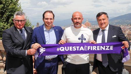 GERMOGLI PH 15 LUGLIO 2021 FIRENZE PIAZZALE MICHELANGELO LA LOGGIA PRESENTAZIONE DEL NUOVO ALLENATORE DELLA FIORENTINA VINCENZO ITALIANO NELLA FOTO DA SX PRADE COMMISSO ITALIANO E BARONE GERMOGLI PH 15 LUGLIO 2021 FIRENZE PIAZZALE MICHELANGELO LA LOGGIA PRESENTAZIONE DEL NUOVO ALLENATORE DELLA FIORENTINA VINCENZO ITALIANO NELLA FOTO DA SX PRADE COMMISSO ITALIANO E BARONE