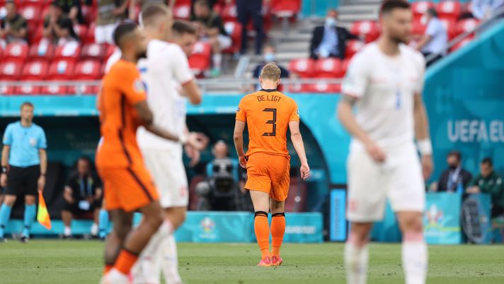 BUDAPEST, HUNGARY - JUNE 27: Matthijs de Ligt of Netherlands leaves the field after being shown a red card following a VAR review during the UEFA Euro 2020 Championship Round of 16 match between Netherlands and Czech Republic at Puskas Arena on June 27, 2021 in Budapest, Hungary. (Photo by Alex Pantling/Getty Images) BUDAPEST, HUNGARY - JUNE 27: Matthijs de Ligt of Netherlands leaves the field after being shown a red card following a VAR review during the UEFA Euro 2020 Championship Round of 16 match between Netherlands and Czech Republic at Puskas Arena on June 27, 2021 in Budapest, Hungary. (Photo by Alex Pantling/Getty Images)