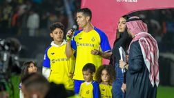 Al-Nassr, Cristiano Ronaldo regala un pallone ad una bambina | VIDEO
