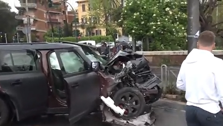 VIDEO Immobile incidente contro un tram. Ciro passato col