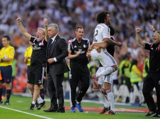 Carlo Ancelotti e i suoi giocatori (zimbio.com) Carlo Ancelotti e i suoi giocatori (zimbio.com)