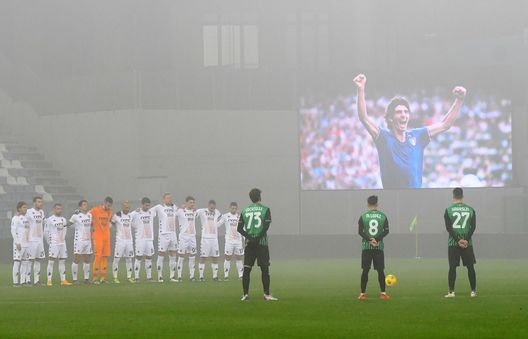 REGGIO NELL'EMILIA, ITALY - DECEMBER 11: Players of US Sassuolo and Benevento Calcio observe a minute of silence in memory of Paolo Rossi during the Serie A match between US Sassuolo and Benevento Calcio at Mapei Stadium - Città del Tricolore on December 11, 2020 in Reggio nell'Emilia, Italy. (Photo by Alessandro Sabattini/Getty Images) REGGIO NELL'EMILIA, ITALY - DECEMBER 11: Players of US Sassuolo and Benevento Calcio observe a minute of silence in memory of Paolo Rossi during the Serie A match between US Sassuolo and Benevento Calcio at Mapei Stadium - Città del Tricolore on December 11, 2020 in Reggio nell'Emilia, Italy. (Photo by Alessandro Sabattini/Getty Images)