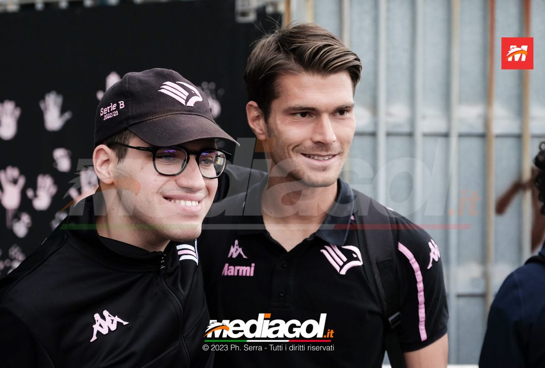 FOTO Cagliari-Palermo, i Rosanero in partenza dal “Renzo Barbera” (GALLERY) - immagine 32