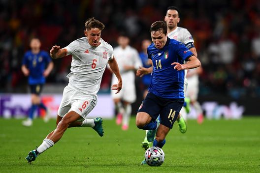 LONDON, ENGLAND - JULY 06: Federico Chiesa of Italy battles for possession with Marcos Llorente of Spain during the UEFA Euro 2020 Championship Semi-final match between Italy and Spain at Wembley Stadium on July 06, 2021 in London, England. (Photo by Claudio Villa/Getty Images) LONDON, ENGLAND - JULY 06: Federico Chiesa of Italy battles for possession with Marcos Llorente of Spain during the UEFA Euro 2020 Championship Semi-final match between Italy and Spain at Wembley Stadium on July 06, 2021 in London, England. (Photo by Claudio Villa/Getty Images)