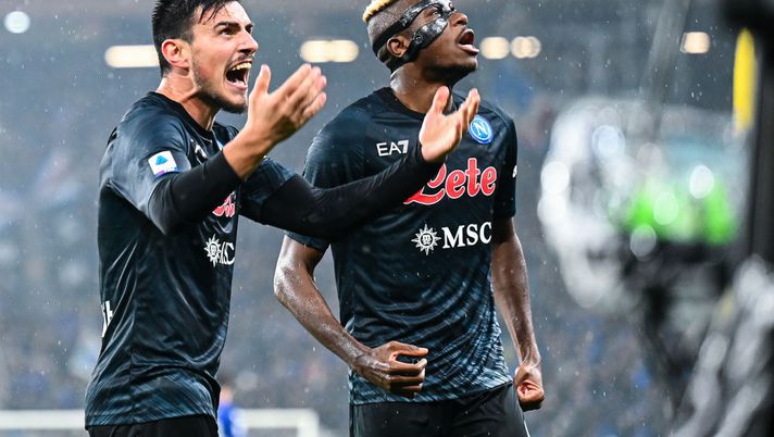 GENOA, ITALY - JANUARY 8: Eljif Elmas of Napoli (L) celebrates with his team-mate Victor Osimhen after scoring a goal on a penalty kick during the Serie A match between UC Sampdoria and SSC Napoli at Stadio Luigi Ferraris on January 8, 2023 in Genoa, Italy. (Photo by Simone Arveda/Getty Images) Napoli, retroscena sul secondo rigore: cosa è accaduto fra Elmas e Osimhen - immagine 1