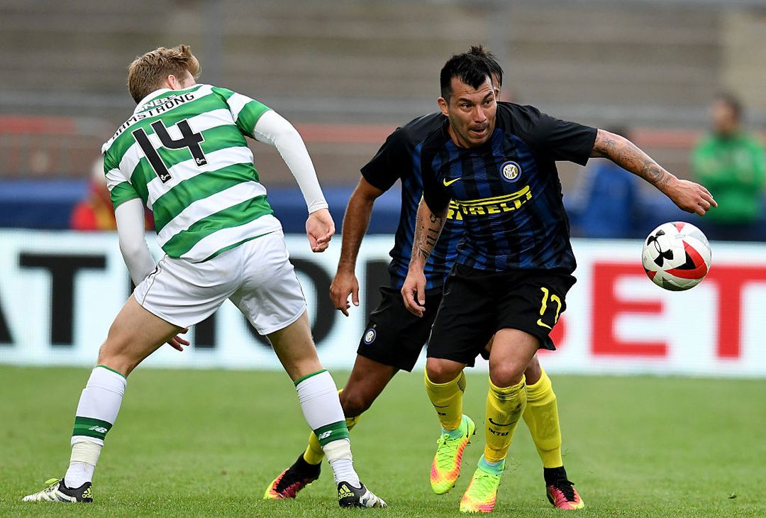  LIMERICK, IRELAND - AUGUST 13:  Gary Medel of FC Internazionale in action during the International Champions Cup match between FC Internazionale Milano and Glasgow Celtic at Thomond Park on August 13, 2016 in Limerick, Ireland.  (Photo by Claudio Villa - Inter/Inter via Getty Images) 