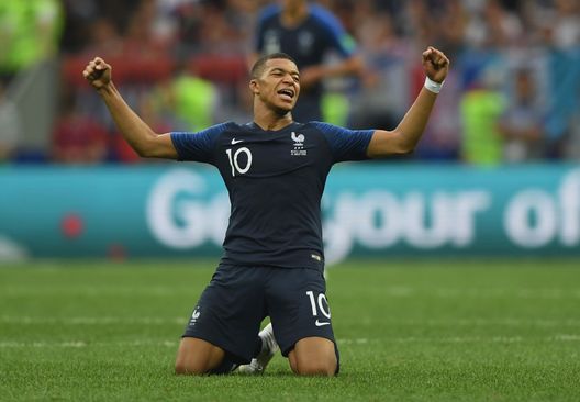 MOSCOW, RUSSIA - JULY 15: Kylian Mbappe of France celebrates at the final whistle at the end of the 2018 FIFA World Cup Russia Final between France and Croatia at Luzhniki Stadium on July 15, 2018 in Moscow, Russia. (Photo by Shaun Botterill/Getty Images) Finale Qatar 2022, Francia in blu, Argentina in biancoceleste. Tutti felici e contenti… - immagine 1