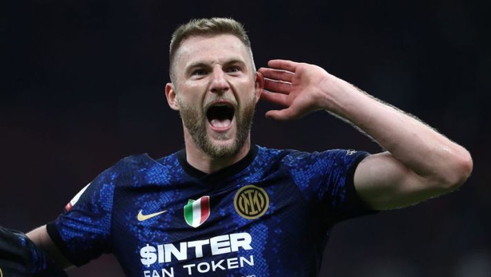 MILAN, ITALY - APRIL 19: Milan Skriniar of FC Internazionale celebrates their side's win after the final whistle of the Coppa Italia Semi Final 2nd Leg match between FC Internazionale v AC Milan at Giuseppe Meazza Stadium on April 19, 2022 in Milan, Italy. (Photo by Marco Luzzani/Getty Images) Inter, mercato chiuso con l’arrivo di Acerbi: la posizione del club su Skriniar - immagine 1