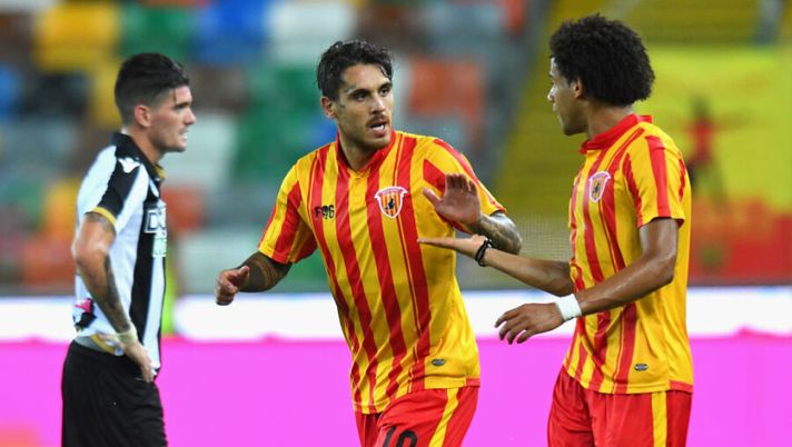 UDINE, ITALY - AUGUST 11: Nicolas Viola (C) of Benevento Calcio celebrates after scoring the 1-1 goal during the Coppa Italia match between Udinese Calcio and Benevento Calcio at Stadio Friuli on August 11, 2018 in Udine, Italy. (Photo by Alessandro Sabattini/Getty Images) Viola annuncia i tempi di recupero dall’infortunio: “Ecco quando sarò in campo” - immagine 1