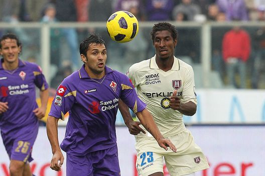 FLORENCE, ITALY - NOVEMBER 07: Mario Alberto Santana of ACF Fiorentina (L) battles for the ball with Kevin Costant (R) of AC Chievo Verona during the Serie A match between Fiorentina and Chievo at Stadio Artemio Franchi on November 7, 2010 in Florence, Italy. (Photo by Gabriele Maltinti/Getty Images) FLORENCE, ITALY - NOVEMBER 07: Mario Alberto Santana of ACF Fiorentina (L) battles for the ball with Kevin Costant (R) of AC Chievo Verona during the Serie A match between Fiorentina and Chievo at Stadio Artemio Franchi on November 7, 2010 in Florence, Italy. (Photo by Gabriele Maltinti/Getty Images)