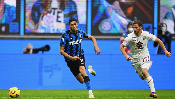 MILAN, ITALY - NOVEMBER 22: Achraf Hakimi of FC Internazionale competes for the ball with Cristian Ansaldi of Torino FC during the Serie A match between FC Internazionale and Torino FC at Stadio Giuseppe Meazza on November 22, 2020 in Milan, Italy. (Photo by Claudio Villa - Inter/Inter via Getty Images) MILAN, ITALY - NOVEMBER 22: Achraf Hakimi of FC Internazionale competes for the ball with Cristian Ansaldi of Torino FC during the Serie A match between FC Internazionale and Torino FC at Stadio Giuseppe Meazza on November 22, 2020 in Milan, Italy. (Photo by Claudio Villa - Inter/Inter via Getty Images)