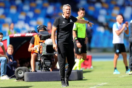 NAPLES, ITALY - SEPTEMBER 10: Luca Gotti Spezia Calcio coach during the Serie A match between SSC Napoli and Spezia Calcio at Stadio Diego Armando Maradona on September 10, 2022 in Naples, Italy. (Photo by Francesco Pecoraro/Getty Images) Spezia, Gotti: “C’è amarezza. Sullo 0-0 episodio che non commento ma mi aspetto coerenza” - immagine 1