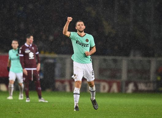  TURIN, ITALY - NOVEMBER 23: Stefan de Vrij of FC Internazionale celebrates after scoring the second goal during the Serie A match between Torino FC and FC Internazionale at Stadio Olimpico di Torino on November 23, 2019 in Turin, Italy. (Photo by Claudio Villa - Inter/Inter via Getty Images) 