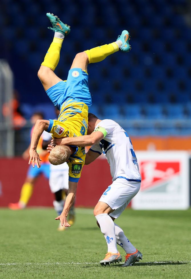 (Photo by Martin Rose/Getty Images) Acrobazie da circo per salvare l’avversario da una caduta: Holland e Henning subito virali…- immagine 2