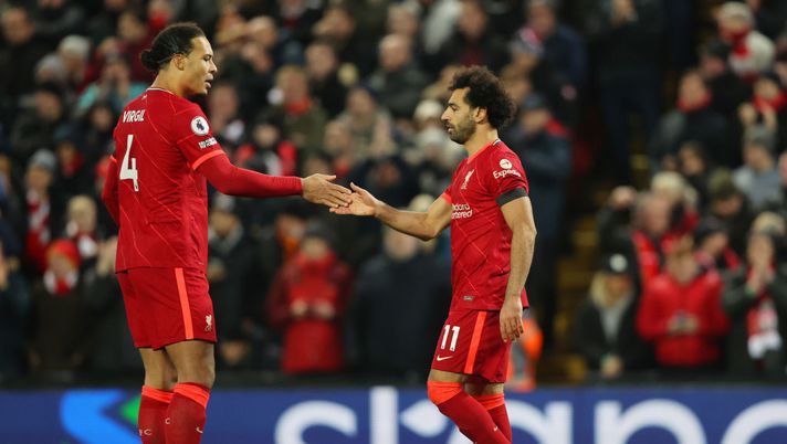 LIVERPOOL, ENGLAND - DECEMBER 11: Mohamed Salah (R) of Liverpool celebrates with teammate Virgil van Dijk after scoring their side's first goal from the penalty spot during the Premier League match between Liverpool and Aston Villa at Anfield on December 11, 2021 in Liverpool, England. (Photo by Clive Brunskill/Getty Images) Salah e Van Dijk, solo un grande spavento: out per precauzione, saranno a Parigi - immagine 1